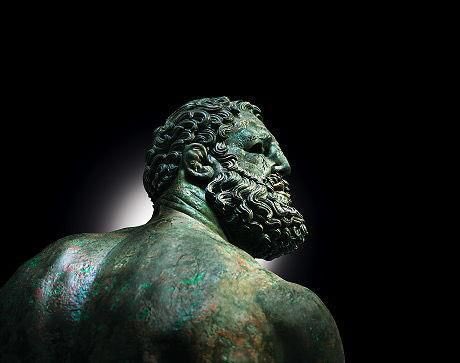 Le visage est marqué par les coups, le nez est cassé, les lèvres éclatées et son visage est moucheté de gouttes de sang. 
Forgé en Grèce il y a 2300 ans, voici l’histoire du Pugiliste des Thermes, l’une des plus belles représentations de la combativité jamais produite.⬇️