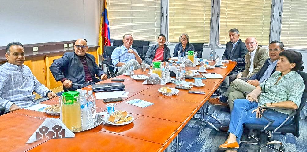 cavedro's tweet photo. En julio se constituyó la Comisión Coordinadora del Sector Químico Farmacéutico, conformada por Presidentes Ejecutivos y otros integrantes de las asociaciones del sector.
#Cavedro #Drogueria #Medicamento #Distribucion #Robotica #Salud #Caracas
Visita: https://t.co/CQ8OwvX2IL https://t.co/o04poe5xlc