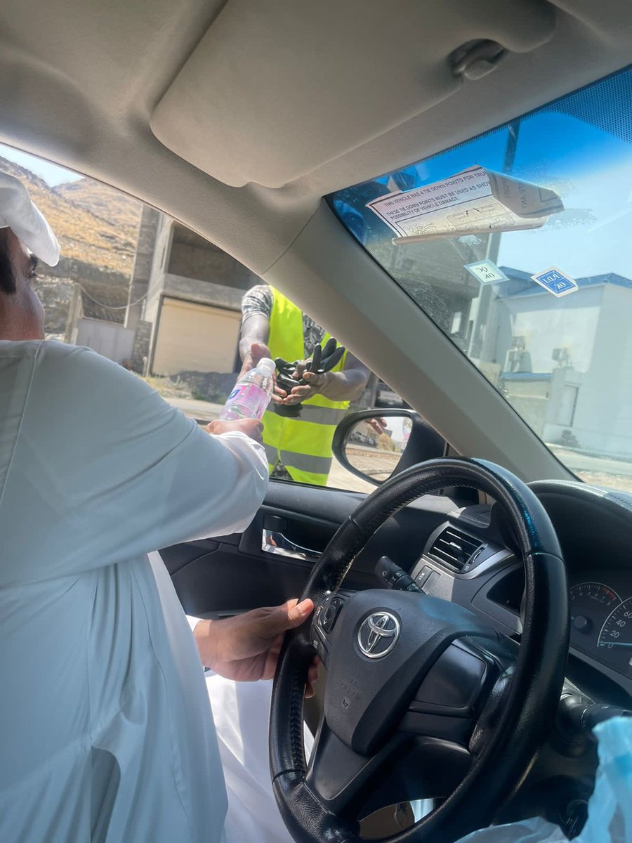 Fursanvision's tweet photo. يضم فريق فرسان الرؤية التطوعي 
اليوم الإثنين ١٤٤٥/٢٧/١هـ
مبادرة سُقيا الماء 💧للعاملين على نزاهة ونظافة الطرق والمرافق فقد قال رسول الله ﷺ: (النظافة من الإيمان ) فلا ننسى هؤلاء النخبة من مجتمعنا التي تساهم في التخفيف من المشاكل البيئية بدورهم وتحقيق وطن نظيف وبيئة جيدة. https://t.co/DNJfEw4oTn