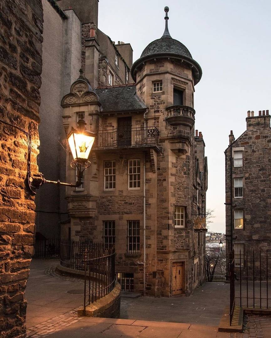 MozartCultures's tweet photo. Ara sokaklarinda kaybolmalık şehir Edinburgh https://t.co/oNW2BNUgUg