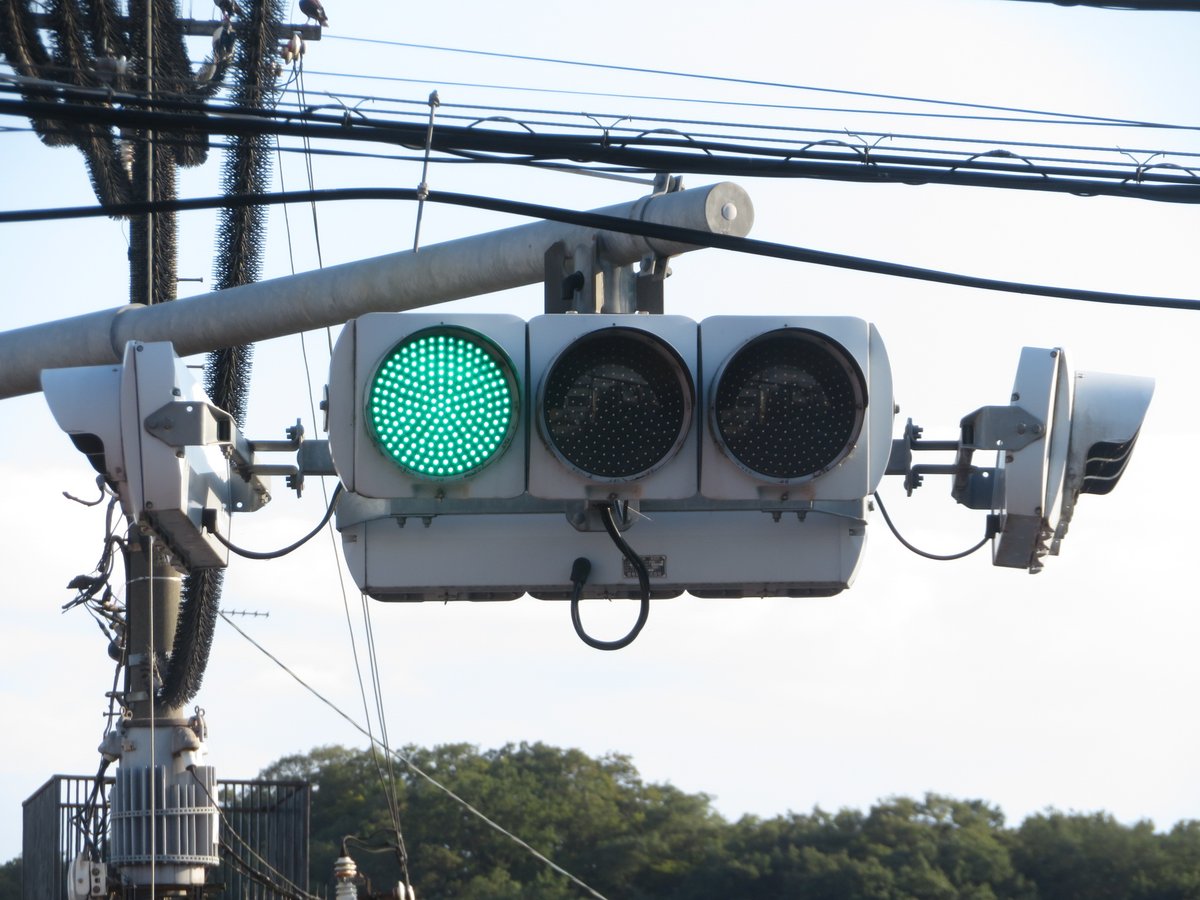Mattan_Signal's tweet photo. 8/5 栃木県足利市通 電材薄型 懸垂設置②
車灯2 信号電材 2010年(平成22年)10月製造 1H303L
製造番号 1009888
→この電材薄型の懸垂設置は、常時通常���御ではなく夜間(23:00～早朝頃?)のみ点滅制御となっております。県道5号と市道が交わる交差点ではあるものの、夜間の交通量はかなり少なめでした…() https://t.co/TGYEbIePwd