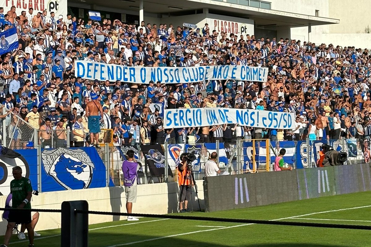 Claques do Porto mostram apoio a Sérgio Conceição: "Um de nós!"

(📷: <a href="/Diogo_Faria90/">Diogo Faria</a>)