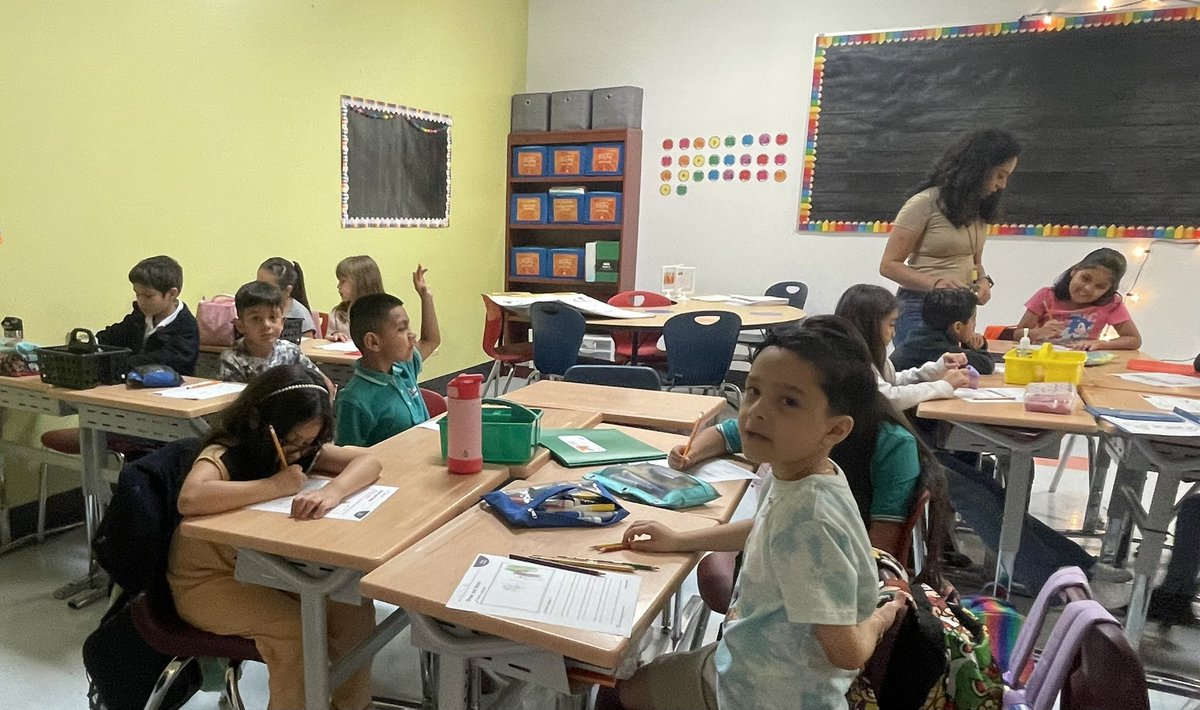 HSILaredo's tweet photo. Into week 2 we go! Our first Monday of the school year and our scholars are definitely showing their Tiger P.R.I.D.E. today. 

Keep learning, keep growing Tigers! https://t.co/Rq3V1lt0iY