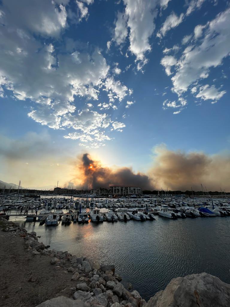 LrAntoine's tweet photo. Violent incendie en cours sur #saintandre 
Des explosions retentissent.. 8 canadairs sont en action mais ne semblent pas maîtriser le feu! 

Vue depuis #portdargeles https://t.co/ZPCdat4jkb