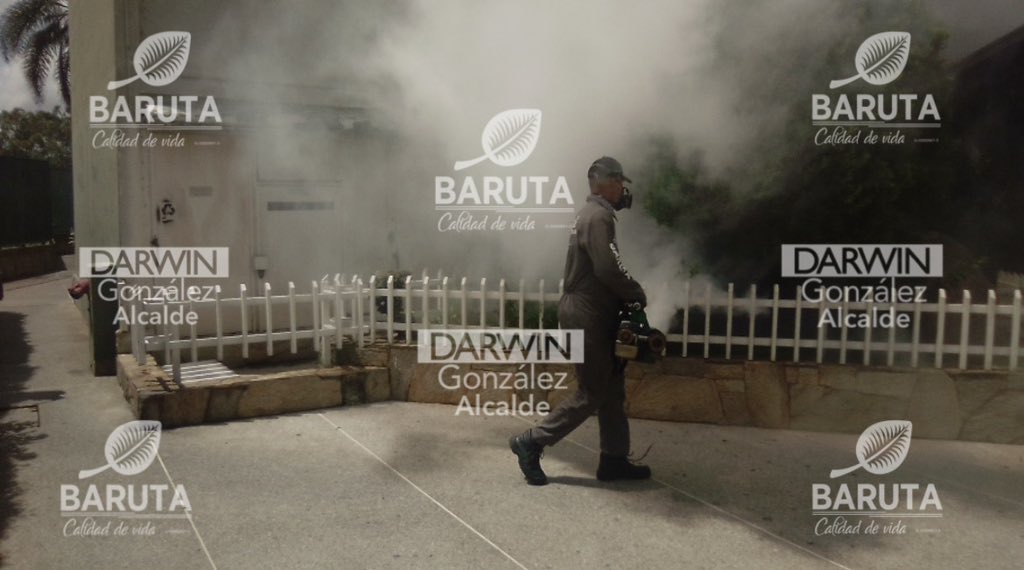 darwingonzalezp's tweet photo. Continuamos cumpliendo con sus solicitudes. El equipo de fumigación está realizando el operativo en las Res. El Naranjal en #LosSamanes. https://t.co/bajh6eAAZt