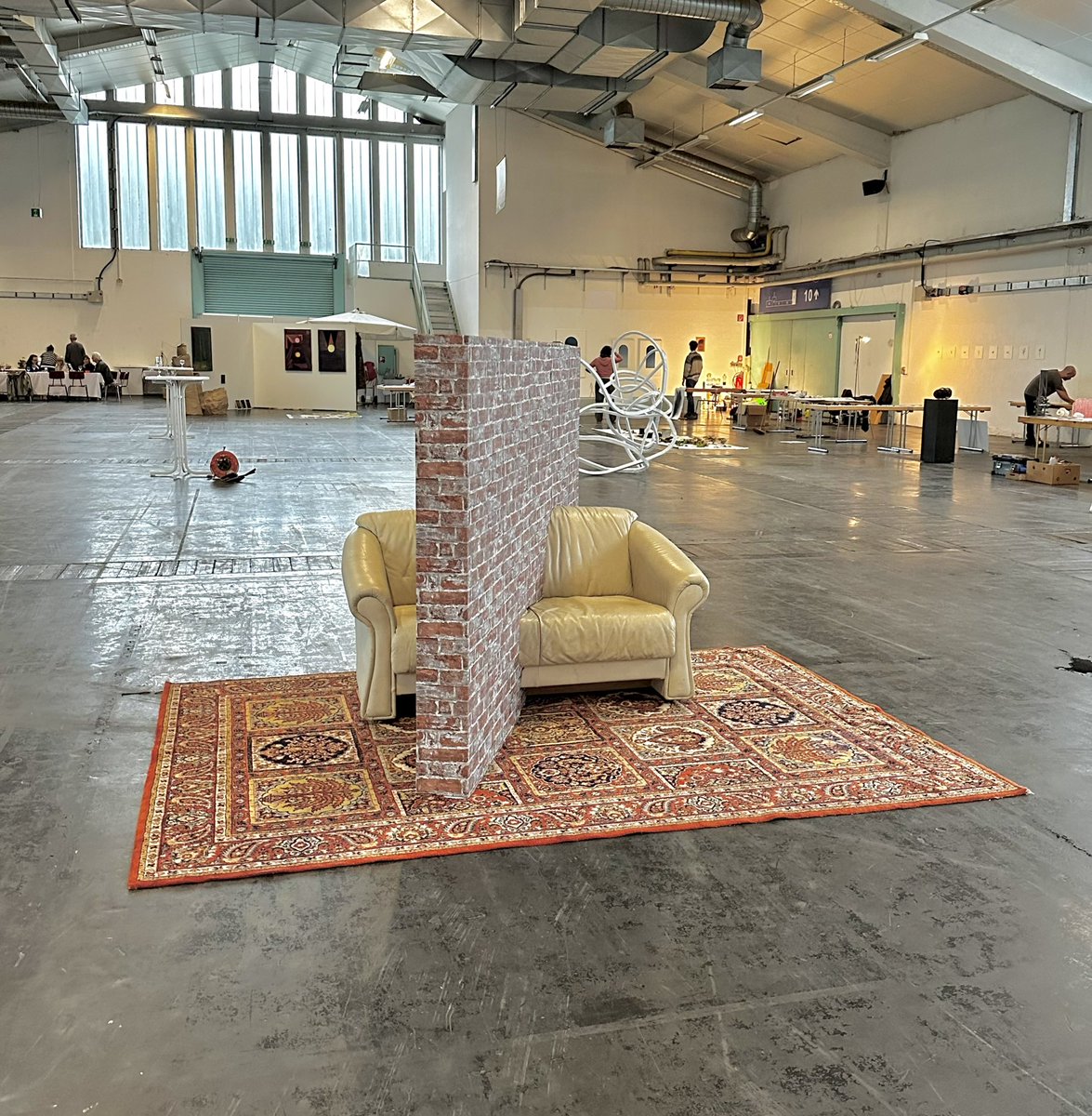 GunjanTyagi10's tweet photo. Title Divided couch
Materials -Found Couch, rug and wood 
Location- Wels Austria #art #sitespecificwork #installtionart #sculpture #indianartist #NYartist  #migrants #politics #politicstoday #media #socialmedia https://t.co/3Y76yOCSpT