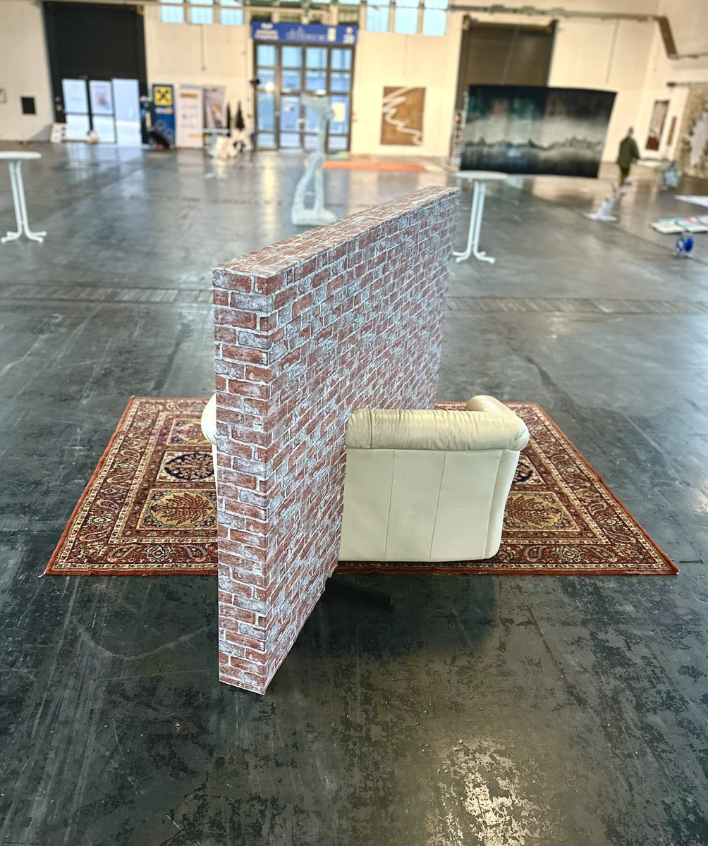GunjanTyagi10's tweet photo. Title Divided couch
Materials -Found Couch, rug and wood 
Location- Wels Austria #art #sitespecificwork #installtionart #sculpture #indianartist #NYartist  #migrants #politics #politicstoday #media #socialmedia https://t.co/3Y76yOCSpT
