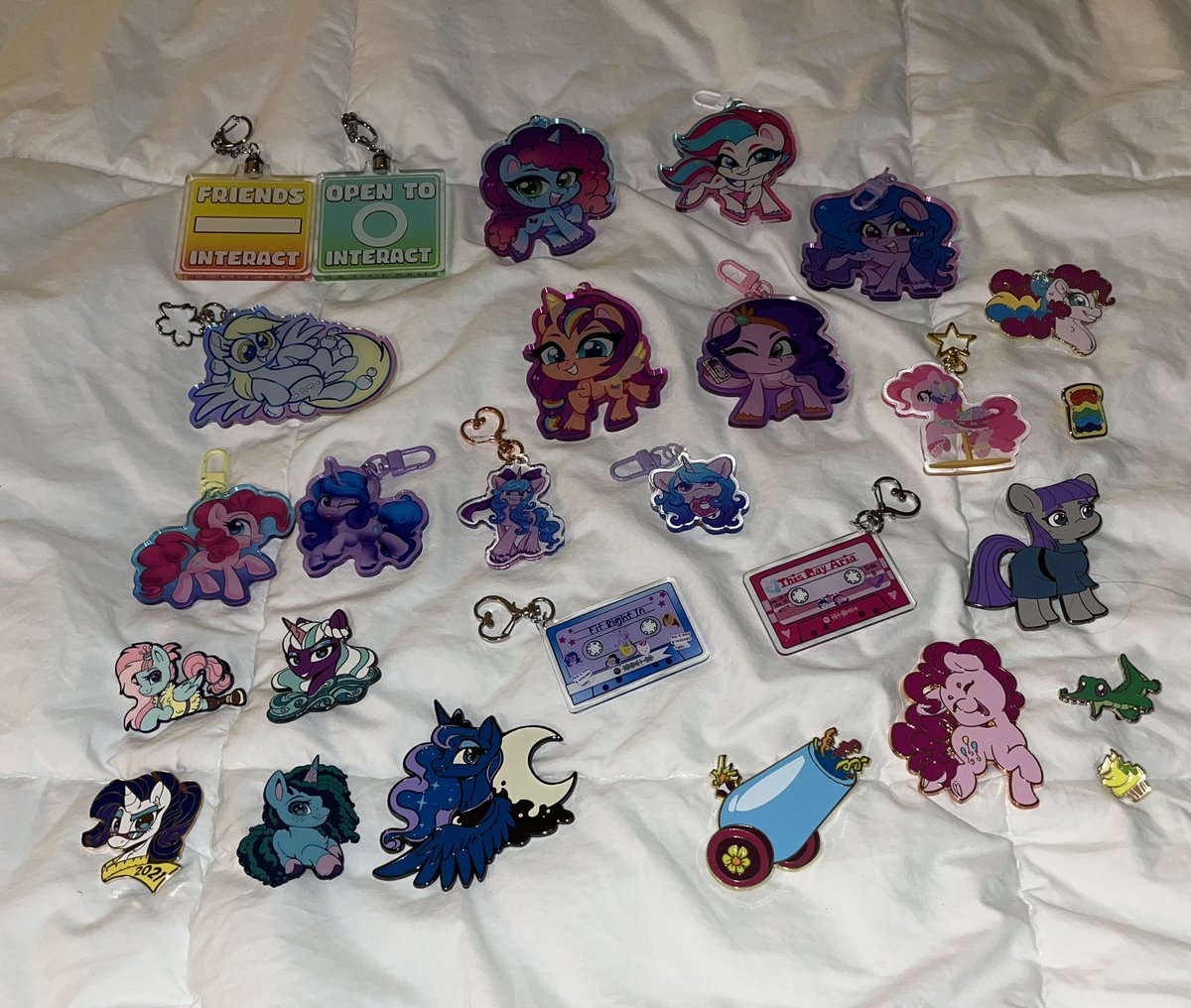 rubiowolf's tweet photo. More obligatory #conswag posting! #EFNW2023

@Bajagryphon @geekys_pins @Techycutie @HaywaiianHorse @MidPrem @SophieAScruggs @Taurson @Blazing_Beams @Rabbitasaur @limeythecheetah @GleamyD @OomlesArt @saphypone @WishesWaffle (and thanks @TinyEquine for my Twiggie 💜) https://t.co/njCGxCsZjH