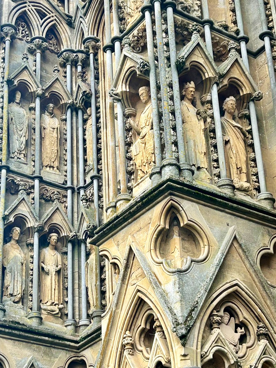 chrisbuijink's tweet photo. A great cathedral: @WellsCathedral1 in #Wells (Est 13th > 14th C) with phenomenal sculptures & the remarkable #ScissorArches (1338) #govisit @engcathedrals https://t.co/DB6o6UUVNT