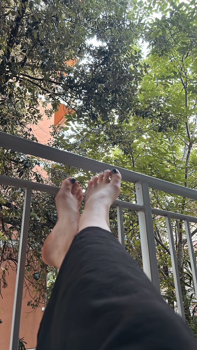 Contessaqb1's tweet photo. Hey babe 

what's up?💸☀️

#relaxing #feet_lover #feetcontent #feet_pic #feetfethish #feetfinder #money #feetpicsforsales #feetworship #feetseller https://t.co/WHpTG3WbCL