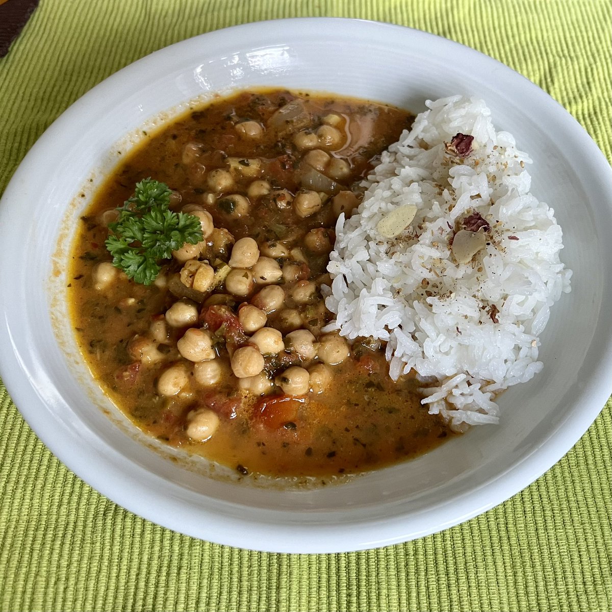 MissPitufita's tweet photo. Mit einen Tag Verspätung des geplanten Futterplans: Kichererbsen-Curry (mit Spinat, Tomaten) und Reis.
Fürs schöne Anrichten hatte ich keine Nerven mehr.
Sieht nicht gut aus, schmeckt aber saulecker.
#food #speiseplan #futtern https://t.co/Km3bWY0HFE