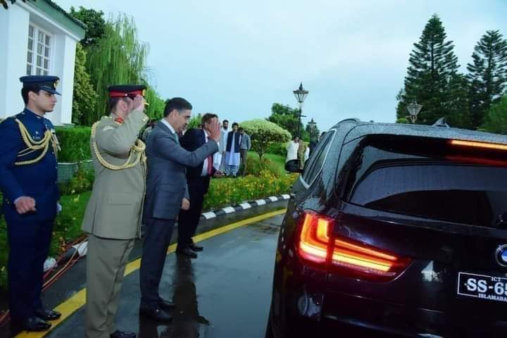 نصیب اپنا اپنا 
کسی کو عزت سے رخصت کیا جاتا ھے کسی کو تھپڑ مار کر 💖
<a href="/MaryamNSharif/">Maryam Nawaz Sharif</a>