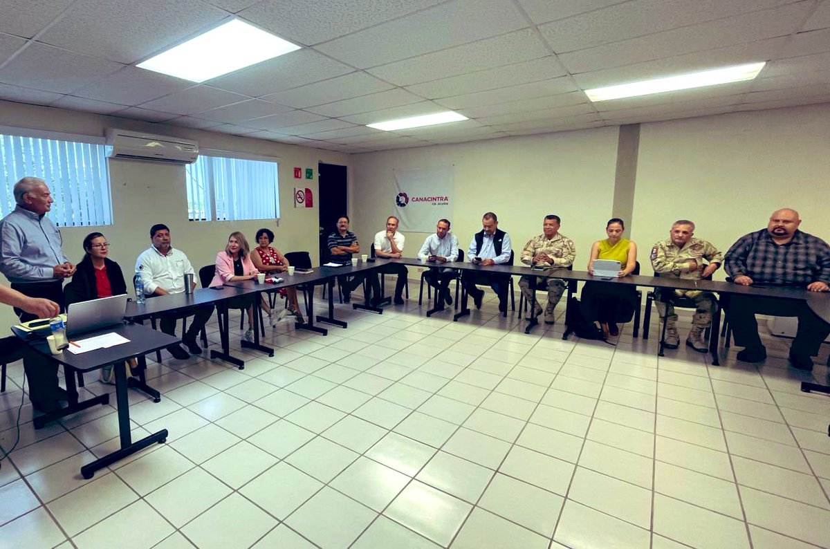SegobCoahuila's tweet photo. Continuando con la agenda en la Región Norte, el Secretario @F_DeLasFuentes, así como autoridades estatales, federales, municipales, del Ejército Mexicano y Guardia Nacional, sostuvieron una reunión con empresarios de #Acuña, reiterando el compromiso de mantener la #seguridad. https://t.co/oI4lNCNd00