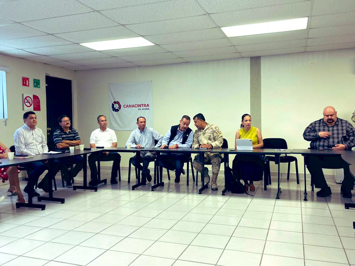SegobCoahuila's tweet photo. Continuando con la agenda en la Región Norte, el Secretario @F_DeLasFuentes, así como autoridades estatales, federales, municipales, del Ejército Mexicano y Guardia Nacional, sostuvieron una reunión con empresarios de #Acuña, reiterando el compromiso de mantener la #seguridad. https://t.co/oI4lNCNd00