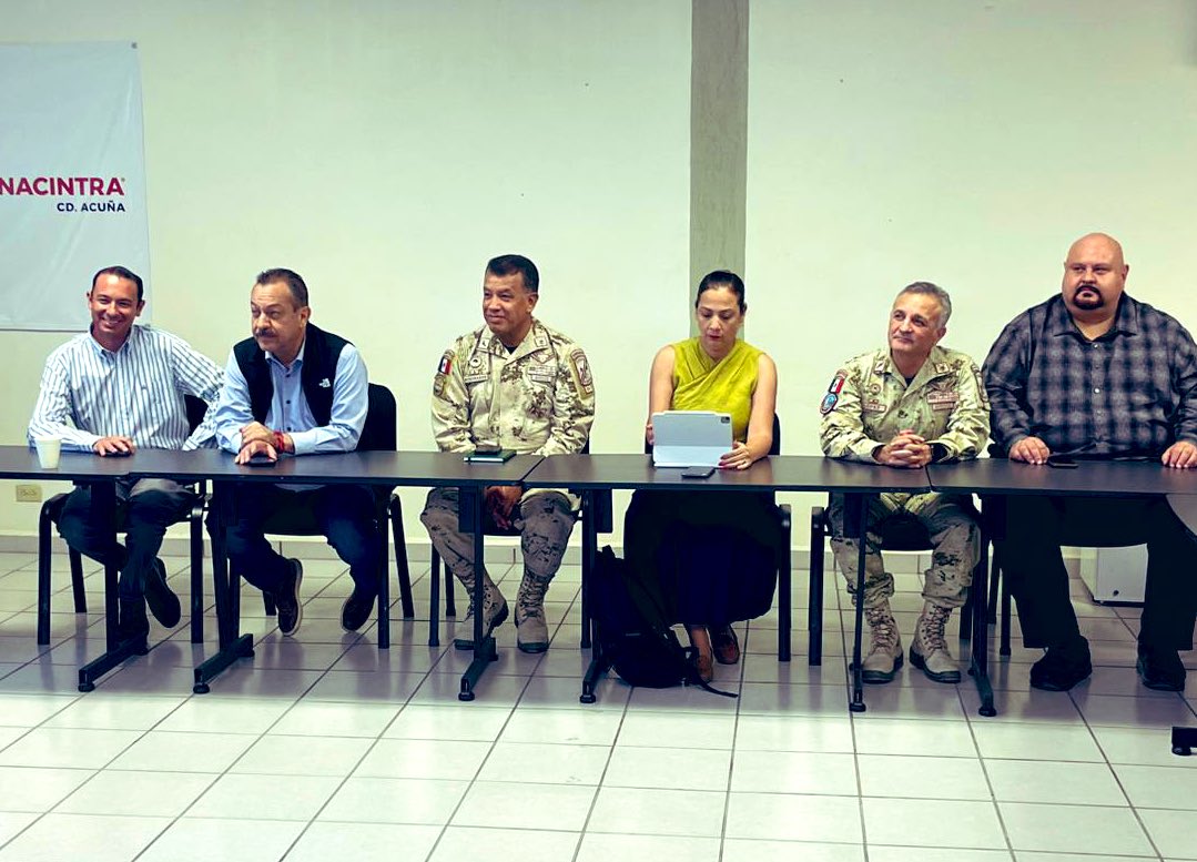 SegobCoahuila's tweet photo. Continuando con la agenda en la Región Norte, el Secretario @F_DeLasFuentes, así como autoridades estatales, federales, municipales, del Ejército Mexicano y Guardia Nacional, sostuvieron una reunión con empresarios de #Acuña, reiterando el compromiso de mantener la #seguridad. https://t.co/oI4lNCNd00