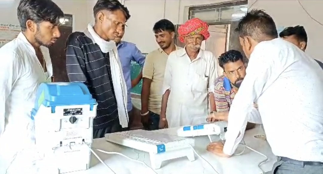 DCDMTonk's tweet photo. टोंक 
मतदाता जागरूकता.... निष्पक्ष व निर्भीक होकर करें मतदान।
ईवीएम एवं वीवीपेट का डेमोंसट्रेशन
@CeoRajasthan 
@ECISVEEP 
@myvotemypower
#ECI  #Mission75    
#YouthChalaBooth
#GoVote #Vote4Sure #MyVoteMyPower
 @ceorajasthan @ECISVEEP https://t.co/7REYnir4TS