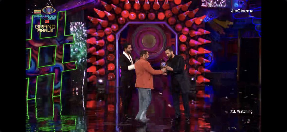 PoonamDhrupit's tweet photo. Elvis ne pure desh ka systum hila diya ❤️❤️❤️

Congratulations 🥳 #ElvishArmy #ElvishArmy𓃵 #ElvishBBStar #ElvishBBWinner #ElvishYadavArmy #Elviswinner #BigBossOTT2 #BigBoss #BigBossOTT #biggbosswinner #BigbossOttSeason2 https://t.co/oj5lpdJ4xI