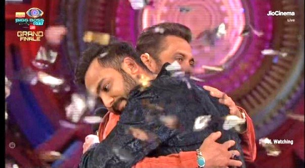 Awdarsh18's tweet photo. Indebted to you all army. The Trophy is all yours 🏆❤️

Congratulations Elvish 🔥

LEGENDARY WINNER ELVISH

#ElvishYadav𓃵 #ElvishBBWinner  #ElvishArmy𓃵 #BiggBossOTT2GrandFinale https://t.co/gvuK6I4vmF