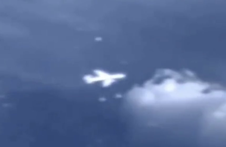 CosmicDisclose's tweet photo. Screenshots of Flight MH370 vanishing into Ether Explosion after 3 orbs rapidly circulated around it.
The explosion looks more like an abduction.
[screenshots from the satellite video]

#ufox #uapX #ufo #uap #greer #corbell #grusch #ufotwitter #UAPTwitter #perualienattack #MH370 https://t.co/qmMuPqWjgu