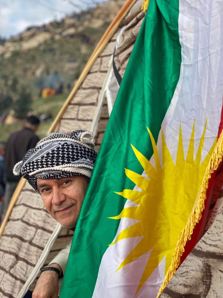 JanDost99's tweet photo. Mixabin min nikaribû bikevim funksiyona zindî. Li min bibûrin. 
Mirov li xwe guhdar be û piçek mentiq bikarbîne, dûrî hestyarîyê biçe wê meselê qenc fêm bike. Wekî din wek Melayê Cizîrî dibêje: 
Eserê dê çi bikit abi bi sed qetre li seng?
Û metelok dibêje: bilûra ber guhê gê ye. https://t.co/7LKH3BmJrP