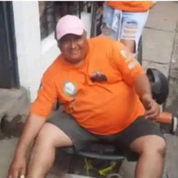 InforTvenezuela's tweet photo. Ender Eliceo Pérez de 43 años,era propietario de una funeraria y una fábrica de urnas,era conocido como "El Funerario".
Muere de forma trágica al chocar su carrucha con una pared en el Municipio Táriba,estado Táchira.
Traumatismo cráneo encefálico severo y fractura de la mano. https://t.co/fybnrxu8qY