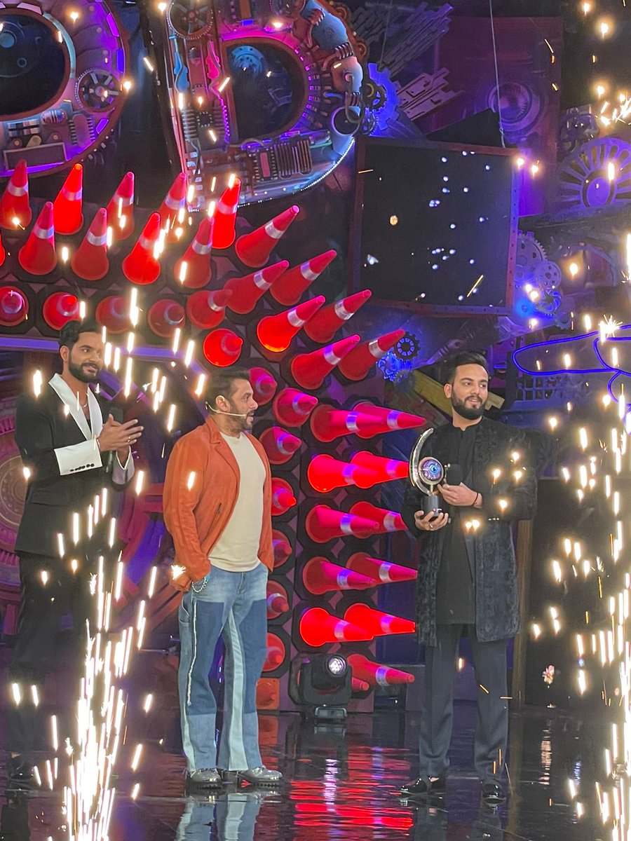Awdarsh18's tweet photo. Congratulations @ElvishYadav
For this huge success. You totally own this trophy🏆

Thanks to each and every army who supported him throughout the journey ❤️ Always indebted.

HISTORIC WILDCARD ELVISH
LEGENDARY WINNER ELVISH 
#ElvishYadav𓃵 #ElvishBBWinner

https://t.co/hZM15knl7Q