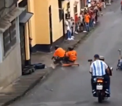 InforTvenezuela's tweet photo. Ender Eliceo Pérez de 43 años,era propietario de una funeraria y una fábrica de urnas,era conocido como "El Funerario".
Muere de forma trágica al chocar su carrucha con una pared en el Municipio Táriba,estado Táchira.
Traumatismo cráneo encefálico severo y fractura de la mano. https://t.co/fybnrxu8qY