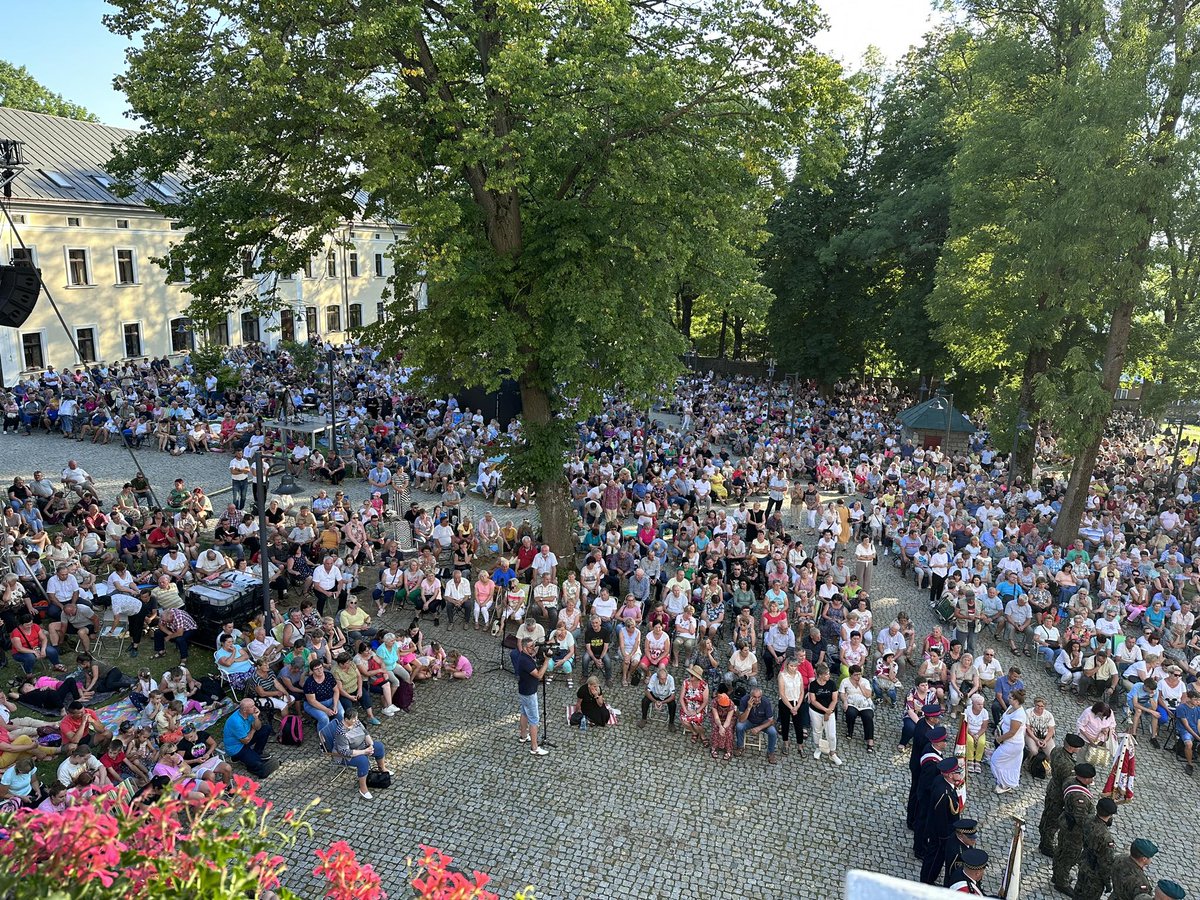 radiofara's tweet photo. #AbpJózefMichalik: Celem ziemskiego życia jest niebo. Tam jest zarezerwowane dla nas miejsce. Nie upierajmy się, żeby wybrać piekło, bo to naprawdę słaba perspektywa – mówił w homilii abp Józef Michalik, który przewodniczył Eucharystii w Kalwarii Pacławskiej.
@EpiskopatNews https://t.co/IY6yFEHEEa