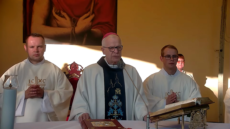 radiofara's tweet photo. #AbpJózefMichalik: Celem ziemskiego życia jest niebo. Tam jest zarezerwowane dla nas miejsce. Nie upierajmy się, żeby wybrać piekło, bo to naprawdę słaba perspektywa – mówił w homilii abp Józef Michalik, który przewodniczył Eucharystii w Kalwarii Pacławskiej.
@EpiskopatNews https://t.co/IY6yFEHEEa