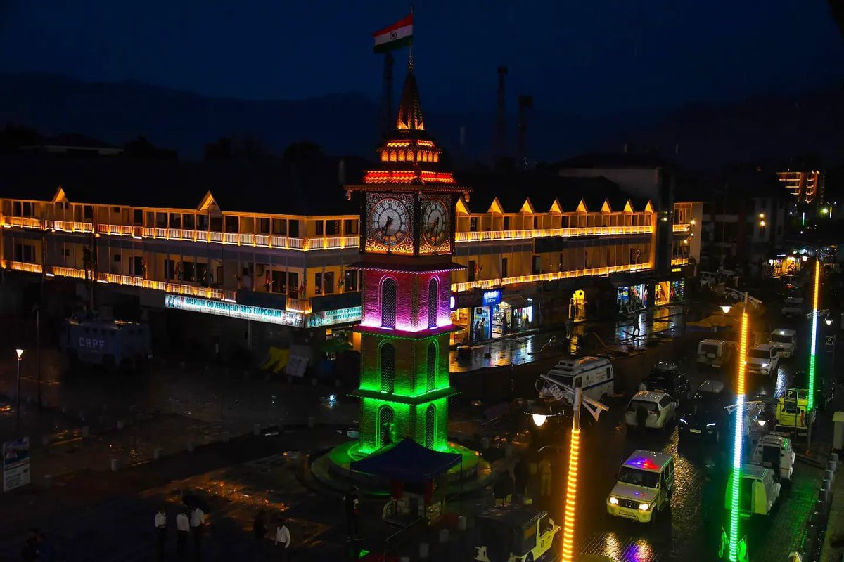 #LalChowk is Symbol of #Peace #Prosperity &amp; inclusiveness in #NayaKashmir 2023 redefining fake narrative spread by Pak. 
#HarGharTringa 
#KashmirFilesUnreported 
#💚🤍🧡🇮🇳