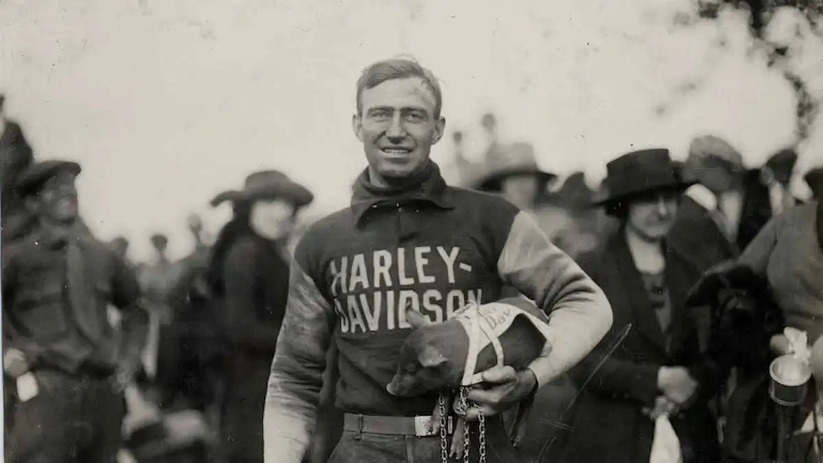 CryptoMotoApp's tweet photo. Did you know? In 1999, Harley Davidson tried unsuccessfully to trademark the name "hog", which was originally coined from a group of 1920s farmers known as hog boys because they had a live pig as a mascot.
.
.
#CryptoMoto #CryptoMotoApp #HistoricFact #Japanesemotorcycle #rider https://t.co/zcUjUKhLm9