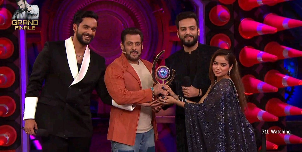 dilberkhandhad1's tweet photo. this gesture will be appreciated @ElvishYadav 
i dont think anyone has shared trophy with big heart like this in past except @princenarula88 and he had promised @KishwerM  his victory belongs to her bcoz kishwer left TTF task for her

we get to see very rare such bonds in @BiggBoss