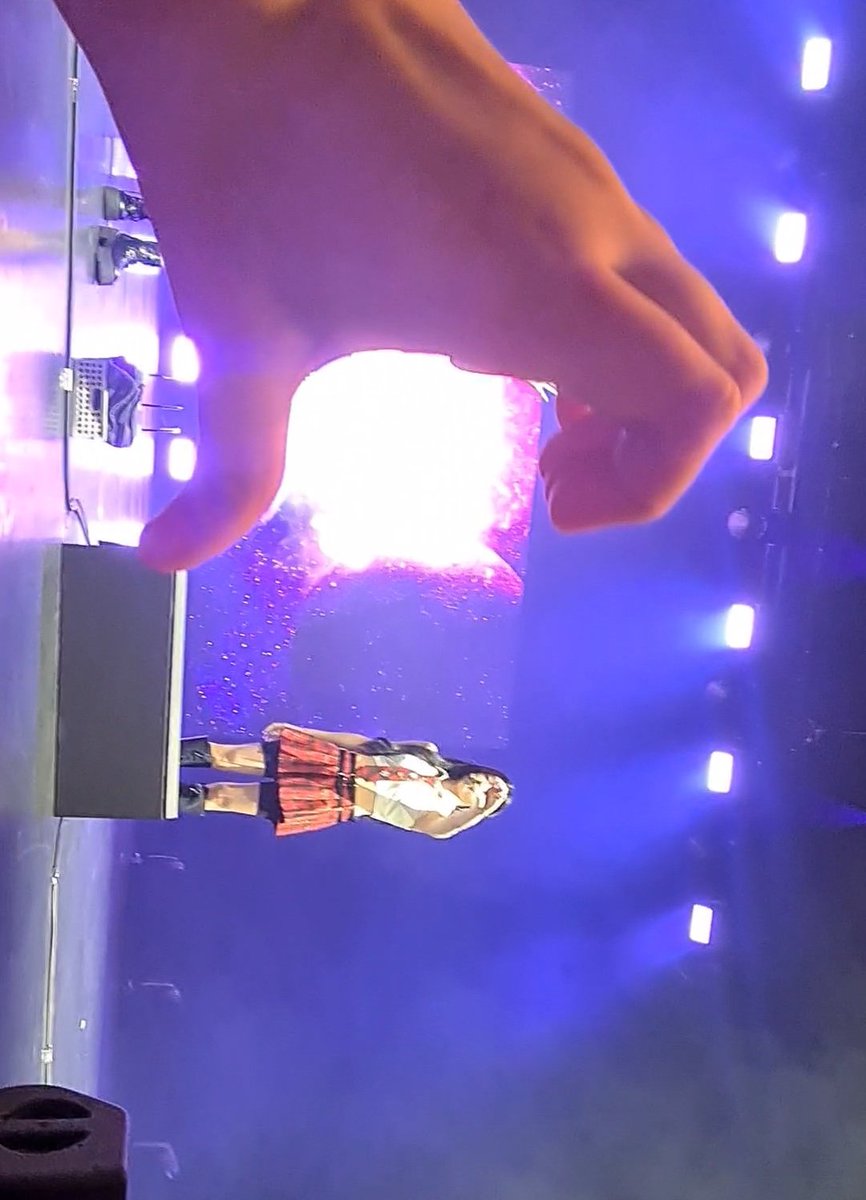 lipvesimp's tweet photo. #OECinParis ❤️💙💜 was the best day of the year I'll be there at every single concert from now on !
#VolumeUp_with_OEC https://t.co/XAfzm8HgwQ