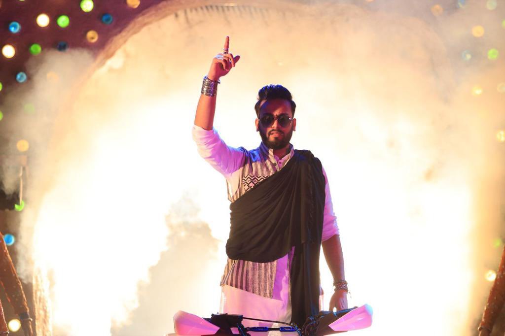 MVats45's tweet photo. System है हमारा #ElvishArmy𓃵
#systemhack❣️ #जयश्रीराम🚩🚩
#ElvishYadav𓃵
#BiggBossOTT2Finale
#ElvishArmy𓃵 #BBOTT2GrandFinale #AbhishekMalhan𓃵
#ManishaRani #SalmanKhan𓃵
@ElvishYadav @AbhishekMalhan4 https://t.co/E8Ljld3xDp
