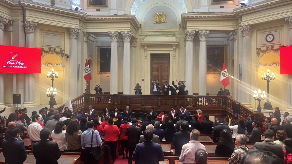 cesarcombina's tweet image. #PeruLibre y #VladimirCerron toman el Congreso gracias al poder otorgado por &quot;estrategas&quot; de la derechita tibia. Esto no habia ocurrido con Alva, Camones o Williams y es posible hoy por el poder administrativo y político que ostenta el hermano del criminal.