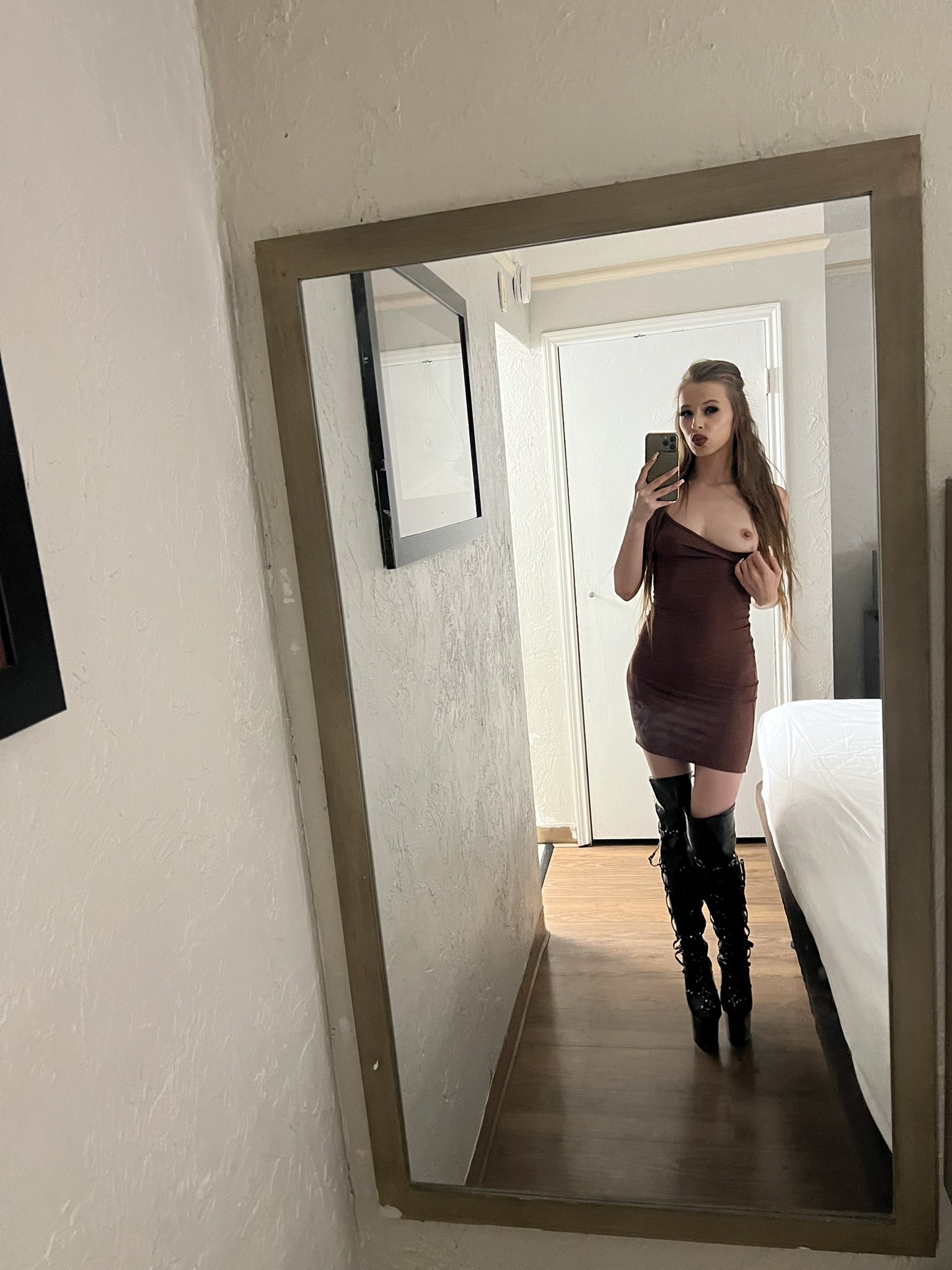 1 pic. 10 year anniversary of being in porn and I was with all family and friends at @fetishcon this weekend it was so fun to celebrate with everyone I love you all 🔥 https://t.co/zSPt5vpAJq