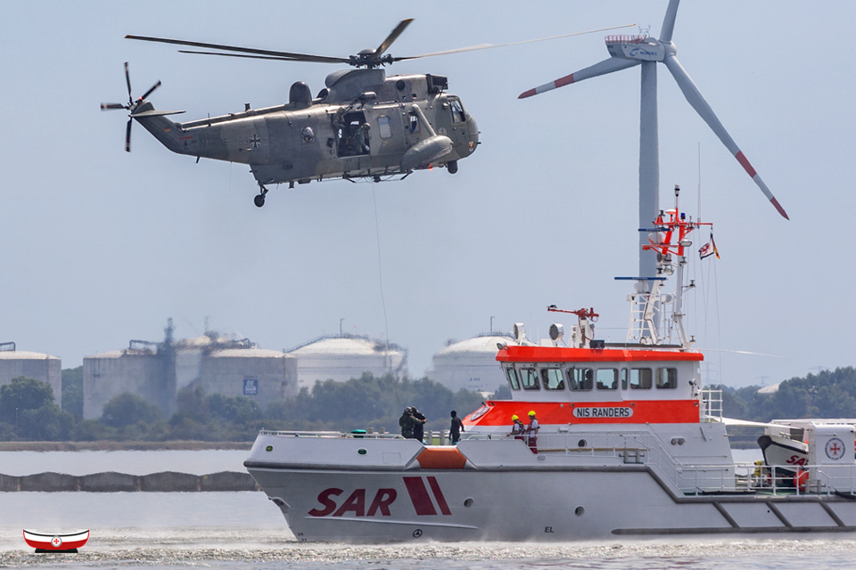 Seenotretter's tweet photo. Kleine #Seenotretter-Nachlese zur @Hanse_Sail: #Winchex zwischen unserem #Seenotrettungskreuzer NIS RANDERS der #DGzRS-Station #DarßerOrt/#Prerow und einer @deutschemarine-#Marineflieger-#SeaKing 🚁 in #Rostock. #TeamSeenotretter 🤝 #SARfamily @CdrDeuNavalAir 📸 Hauke Jahn https://t.co/IephzMG3OC