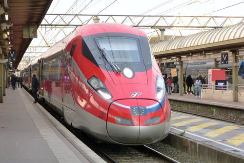 JulJRL's tweet image. Première avec le @frecciarossa_fr sur #parislyon ! Un accueil top, une arrivée avec presque 10 minutes d’avance à Lyon, de quoi vite faire oublier @OUIGO @TGVINOUI et la galaxie du @GroupeSNCF à bientôt sur la flèche rouge 👍🏼😎