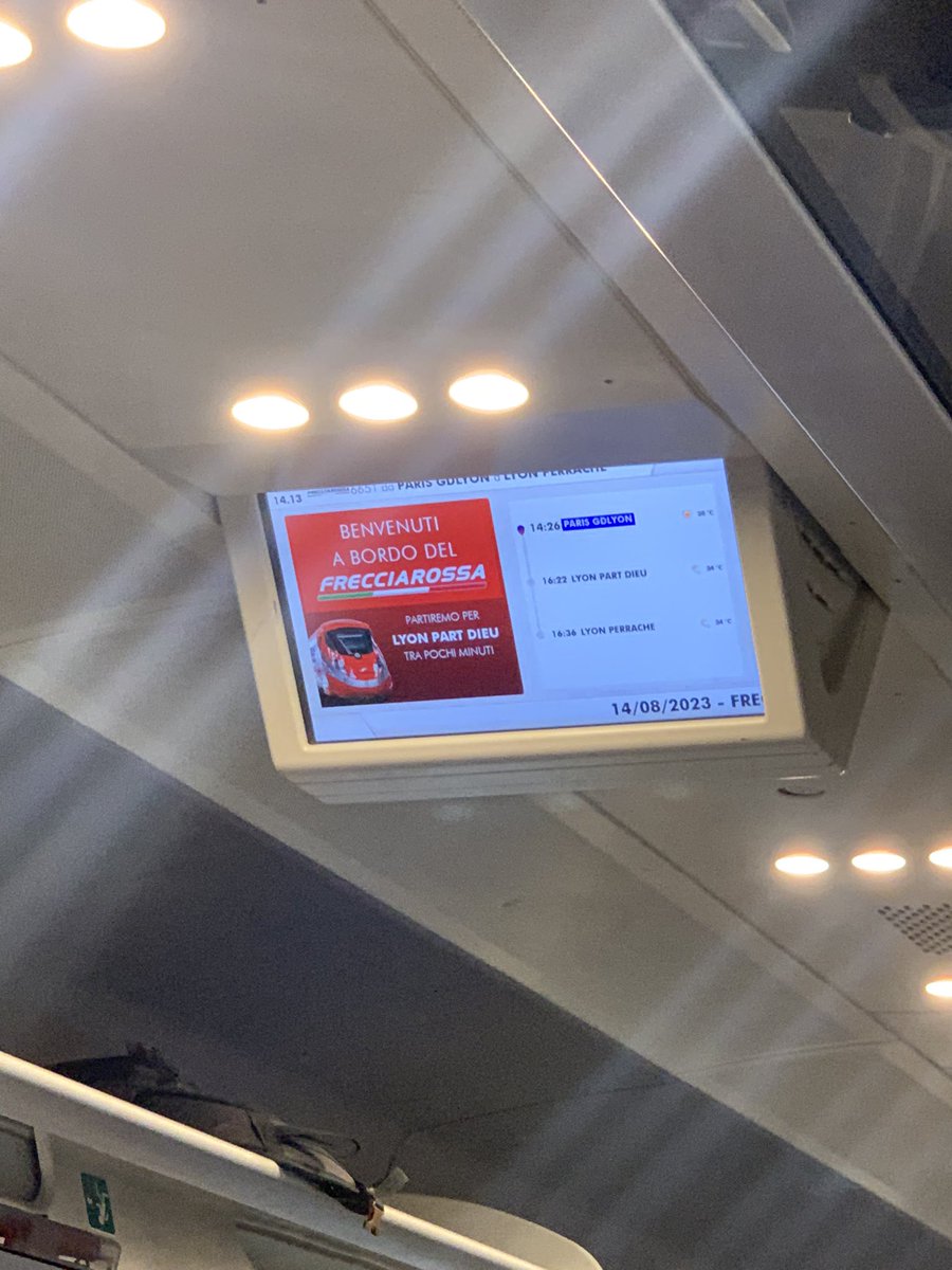 JulJRL's tweet image. Première avec le @frecciarossa_fr sur #parislyon ! Un accueil top, une arrivée avec presque 10 minutes d’avance à Lyon, de quoi vite faire oublier @OUIGO @TGVINOUI et la galaxie du @GroupeSNCF à bientôt sur la flèche rouge 👍🏼😎