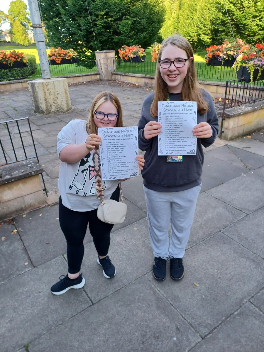Stuart_ENABLE's tweet photo. The Cupar #ACEYouth are across at the park today to do a Gratitude #Nature Scavenger Hunt. I can't wait to see their pictures. Thankful the sun has been out for us and it been a lovely evening! https://t.co/0qdtSIVSEo