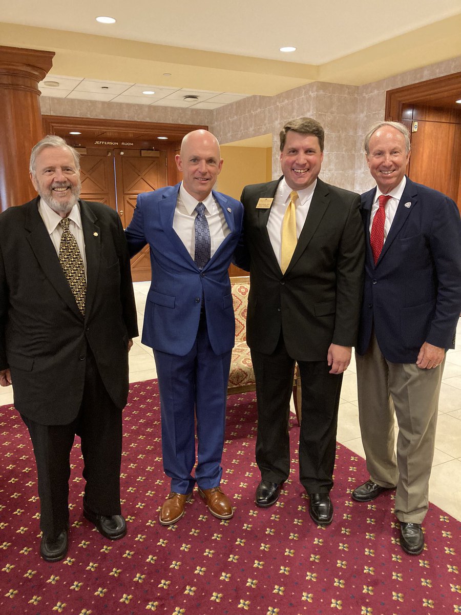 sheuvel's tweet photo. It’s not every day you can get a photo with THREE Christopher Newport University presidents! Presidents Santoro (1987-1996), Trible (1996-2022), and Kelly (2023-present). What an honor! #CaptainForLife, #PresidentialInauguration 🤍💙 https://t.co/5szL2yIXt8