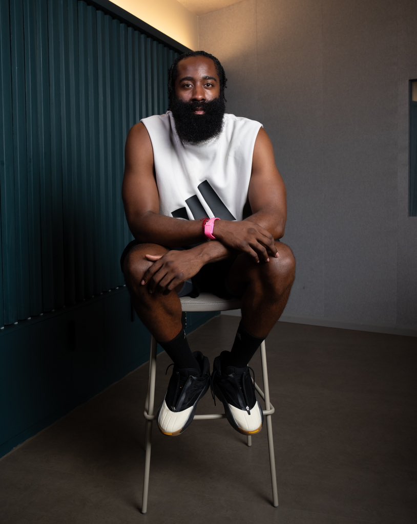 JHarden13's tweet photo. What a time… China Tour 23’ #Uno https://t.co/vVPpOlmFqU