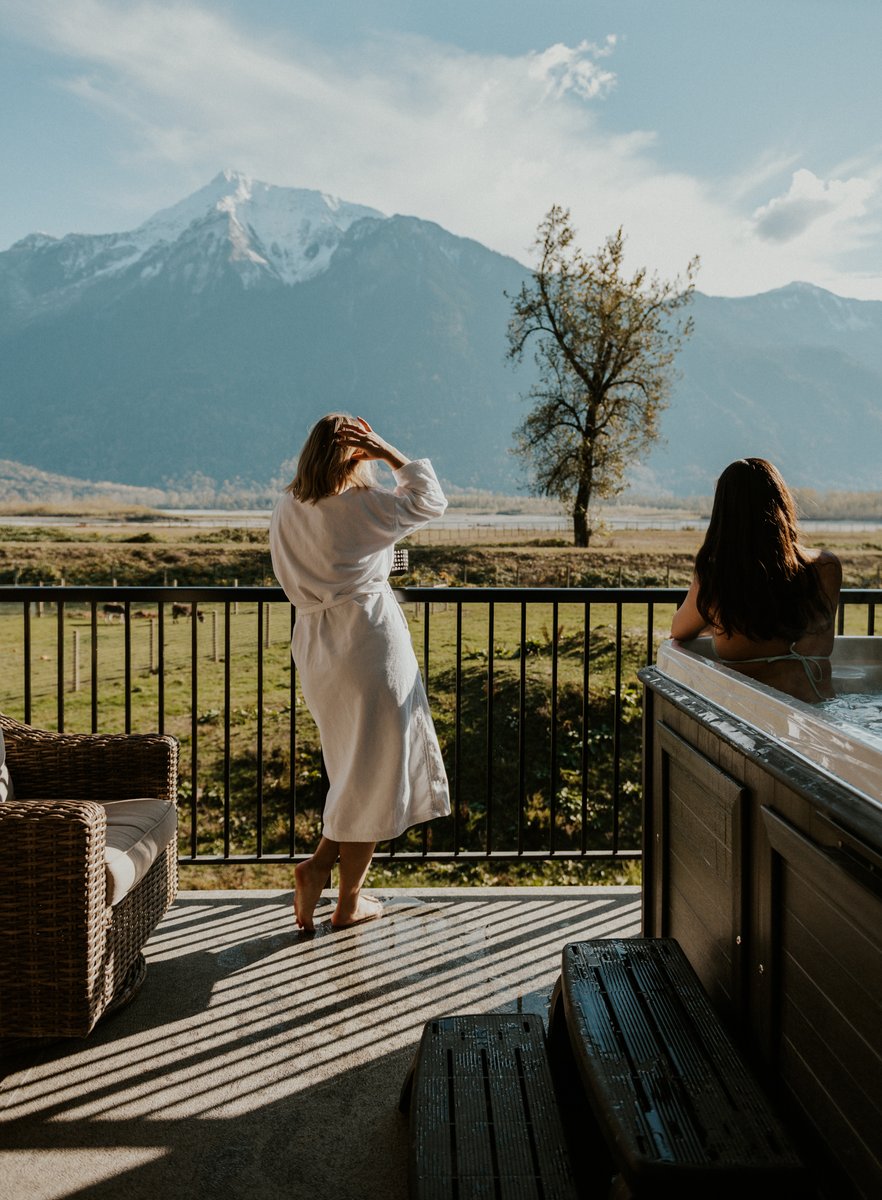 Looking for a last minute summer getaway? We are booking up fast but here is the August availability for the Luxe Bison Suites:

Aug. 15th, 16th, 24th, 28th, 29th &amp; 30th

To reserve your stay contact us at: office@fraserriverlodge.com 

#getaway #vancouver #LuxuryTravel