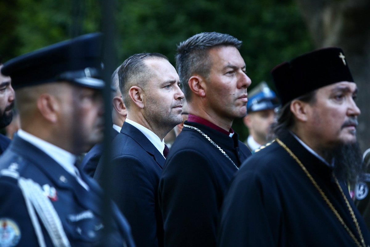 ipngovpl's tweet photo. Przed Pomnikiem Poległych w 1920 r. na Powązkach Wojskowych, z udziałem @prezydentpl @AndrzejDuda i prezesa #IPN @NawrockiKn odbył się uroczysty capstrzyk połączony z odczytaniem apelu pamięci. Na mogiłach żołnierzy poległych podczas wojny polsko-bolszewickiej zapłonęły znicze. https://t.co/XPe4Oy9q3j