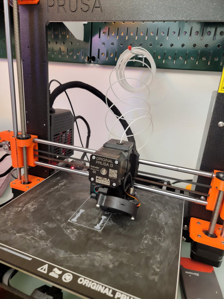 The remnants of this roll were too brittle to unspool from the normal spot above, so...

Foolishness must ensue.

#3DPrinting