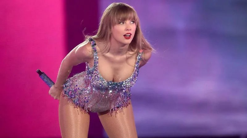 NotAfolklore's tweet image. But where did the mic go? 🤭