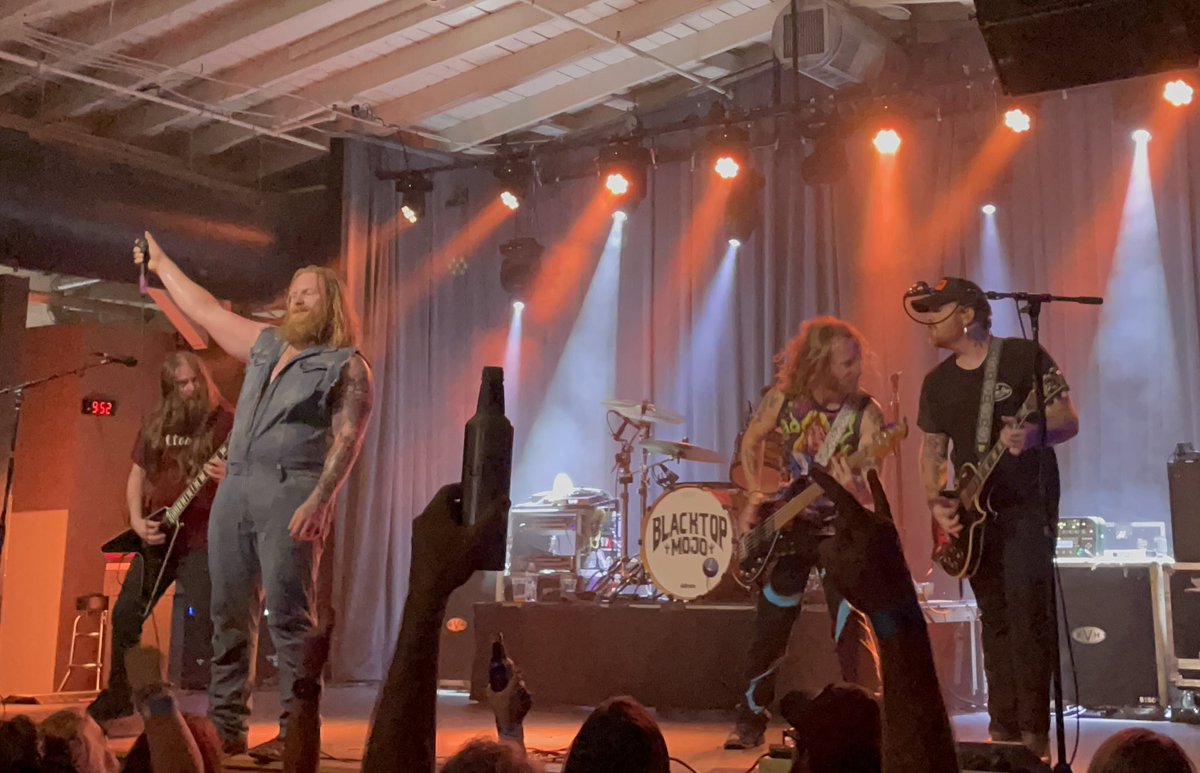 <a href="/BlacktopMojo/">Blacktop Mojo</a> such an incredible band and amazing show.🤘🏻🤘🏻<a href="/mattjimmyjames/">Matt James</a> <a href="/cattmurtis/">Catt Murtis</a> <a href="/Grandpa_Nate25/">Nathan Gillis</a> <a href="/malcolmbooher/">Malcolm Booher</a> #pollen #MMH