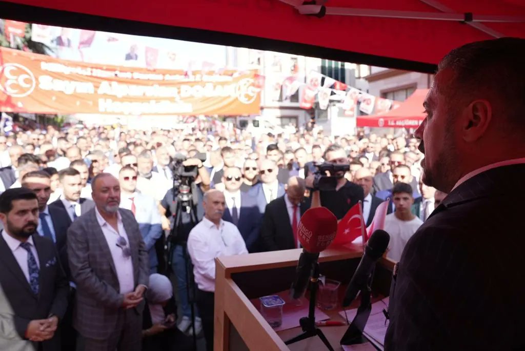 47 dereceye yaklaşan kavurucu sıcaklara rağmen, Keçiören'in onurlu ve kararlı insanları bugün tarih yazdı! "Keçiören ehline emanet" şiarını yürekten benimseyen bu güzel ilçemiz, büyük bir coşku ve heyecanla Bayrak Değişimi'ne şahitlik etti.

MHP Keçiören İlçe Başkanlığı'nda