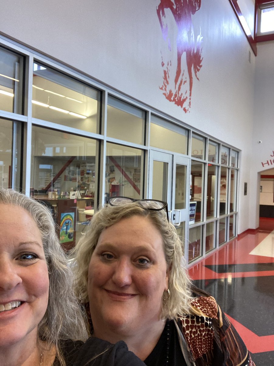 Happy to spend time with my friend & fellow @RYHTexas @CharlesButtFdn alumni #DeeAnnaBlanton in her new school! Awesome to finally visit with #Grandfalls-Royalty ISD. Thanks for all you do! #txed