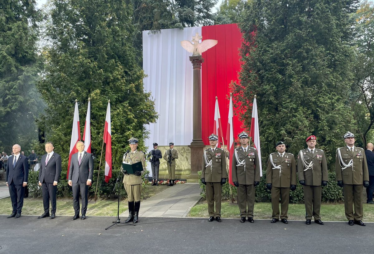 Zandarmeria's tweet photo. Zastępca komendanta głównego @Zandarmeria gen. bryg. dr Robert Jędrychowski uczestniczył w #capstrzyk połączonym z odczytaniem #ApelPamięci przed Pomnikiem Poległych w 1920 r. na Cmentarzu Wojskowym na Powązkach.
#ŚwiętoWojskaPolskiego #SilnaBiałoCzerwona https://t.co/pXkFWrTmWM